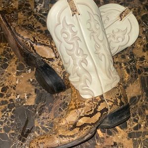 Nice vintage boots for cheap price